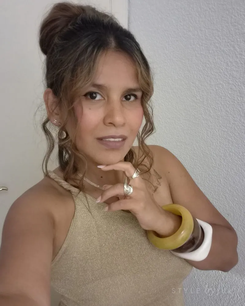 Juli, estilista, con recogido y mechas doradas