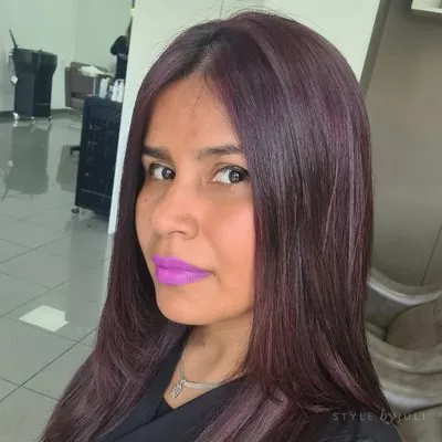 Juli con melena violeta y labios lilas