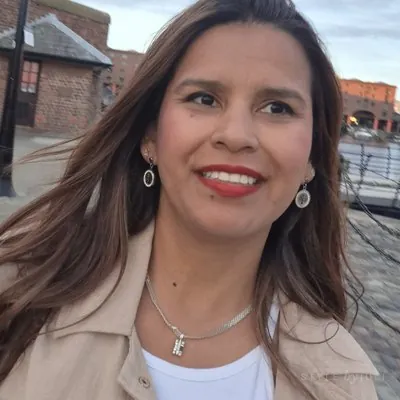 Juli sonriendo con melena larga suelta al atardecer