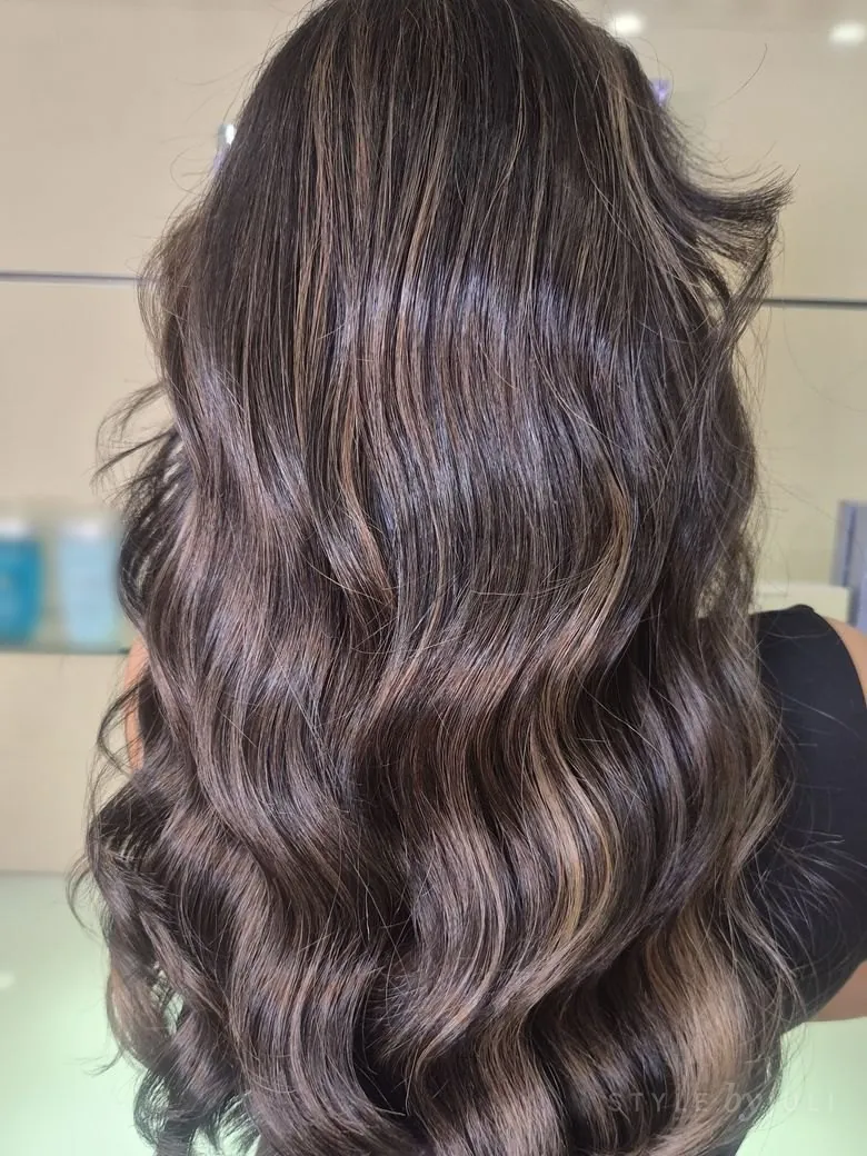 Ondas castañas con reflejos, de espaldas