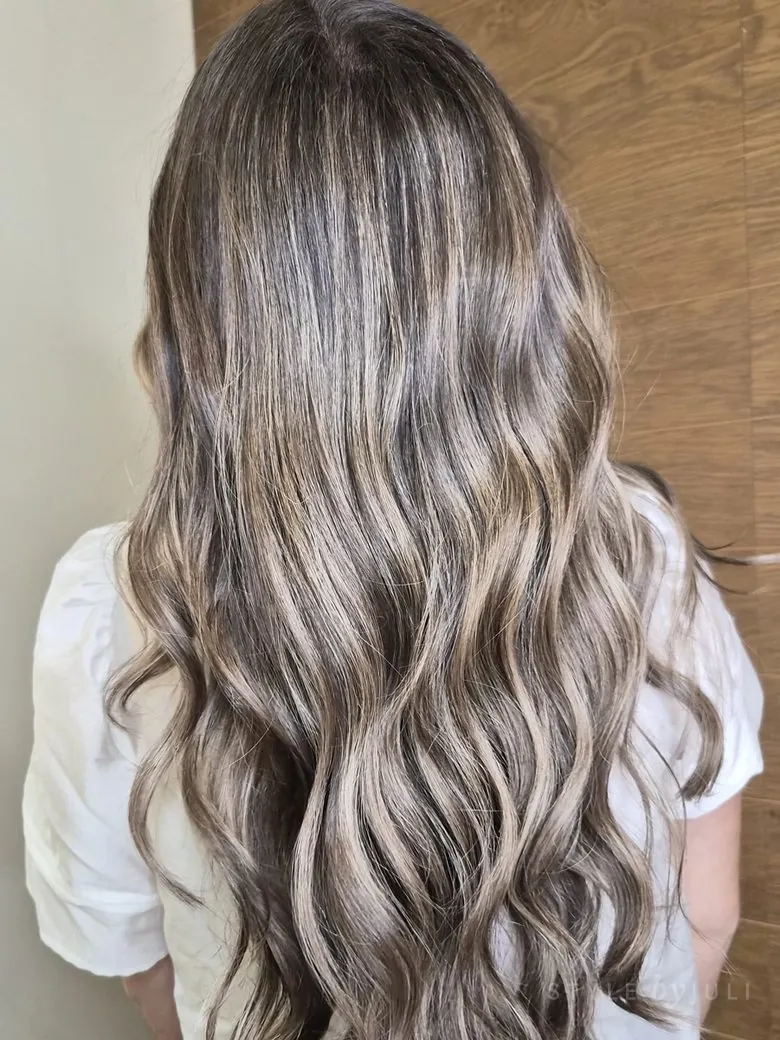 Ondas beige con balayage, de espaldas