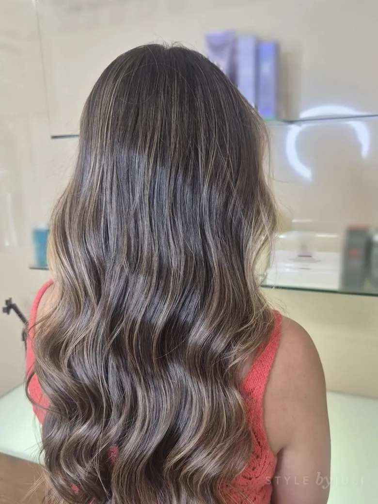 Ondas castañas con mechas caramelo, de espaldas