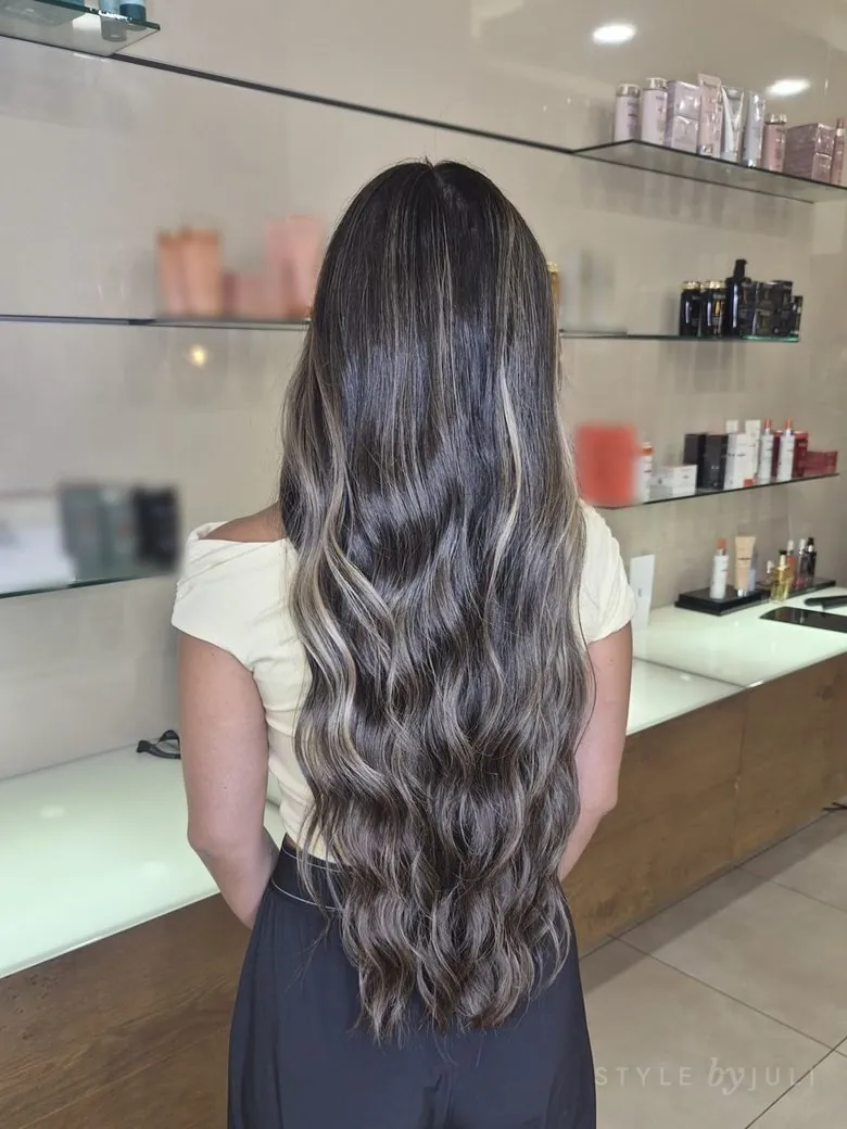 Melena muy larga con ondas y mechas ceniza, de espaldas