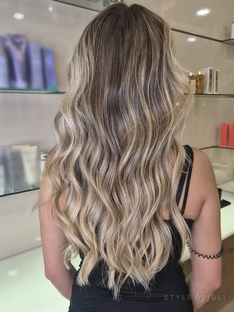 Balayage rubio con ondas, de espaldas