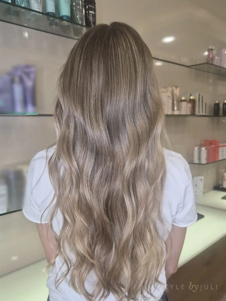 Balayage beige ceniza, de espaldas