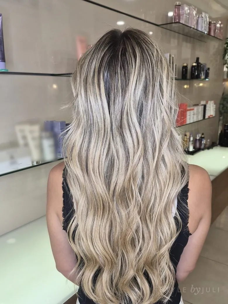 Rubio frío con ondas, de espaldas