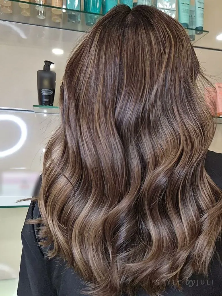 Balayage castaño con ondas