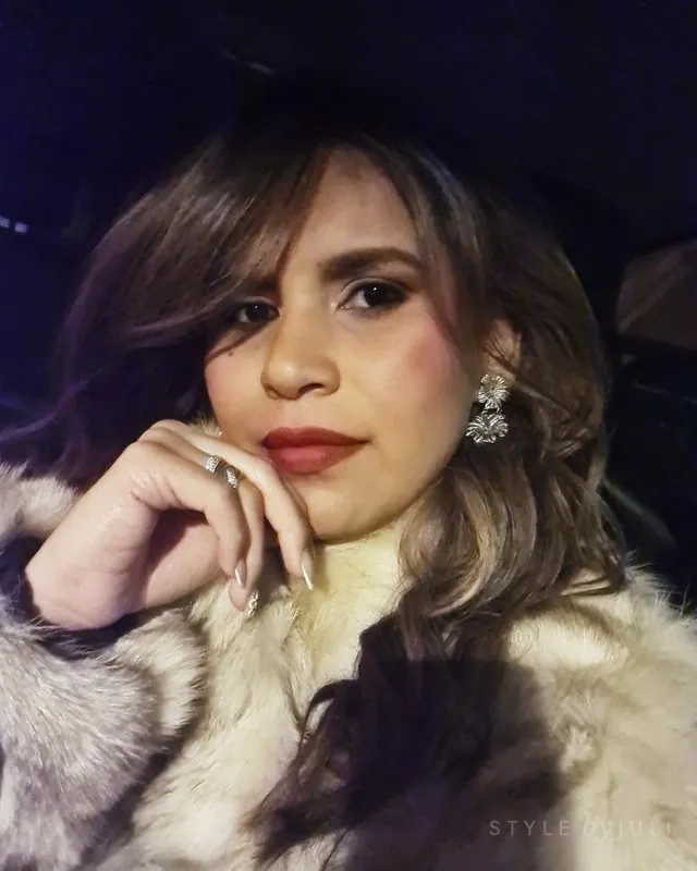 Juli con maquillaje de noche, labios rojos y pendientes de brillantes