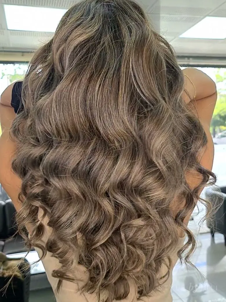 Melena larga con ondas marcadas y balayage castaño claro