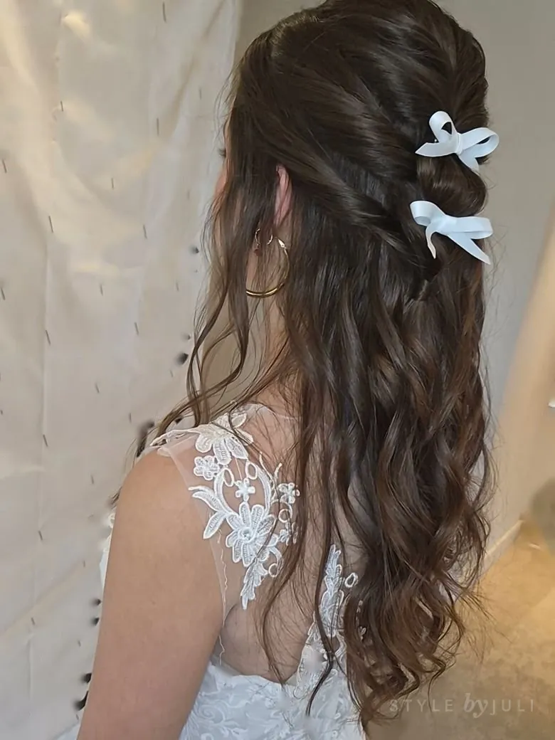 Semirrecogido de novia con lazos blancos